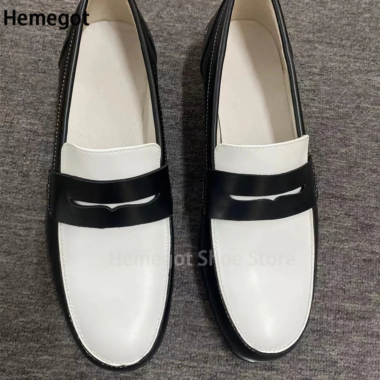 Weiße Loafer mit schwarzen Zierstreifen, Schlupfschuhe, gepolsterte Sohle, Naht.