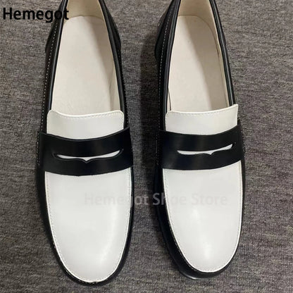 Weiße Loafer mit schwarzen Zierstreifen, Schlupfschuhe, gepolsterte Sohle, Naht.