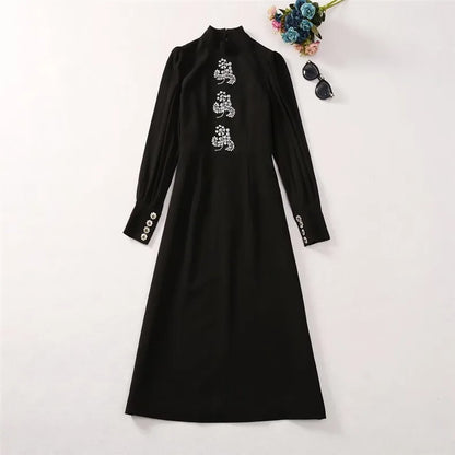 Elegante Damenjacke mit Applikationen und Perlen, locker geschnitten, mit Reverskragen und langen Ärmeln im Patchwork-Design.