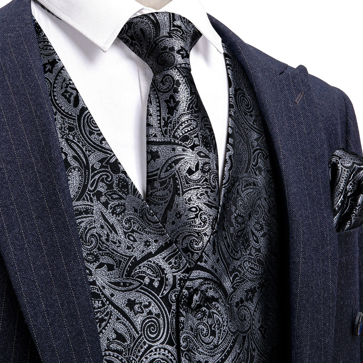 Herrenweste im Paisley-Design mit Krawatte und Einstecktuch, Detailansicht an Kragen