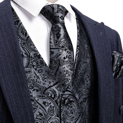 Herrenweste im Paisley-Design mit Krawatte und Einstecktuch, Detailansicht an Kragen