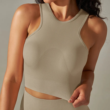 Damen-Sporttop mit Brustpolstern, ärmellos, Racerback, hellbeiger Stoff, Vorderansicht