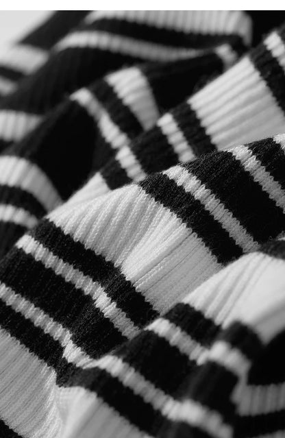 Nahaufnahme Streifenmuster auf Strick: schwarz, weiß und kontrastierende Linien