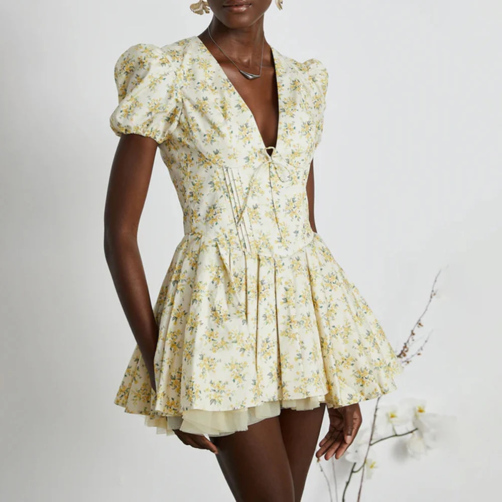 Langes Damen-Patchwork-Kleid mit Rüschen und Falten, Rundhalsausschnitt und langen Ärmeln – ideal für besondere Anlässe.