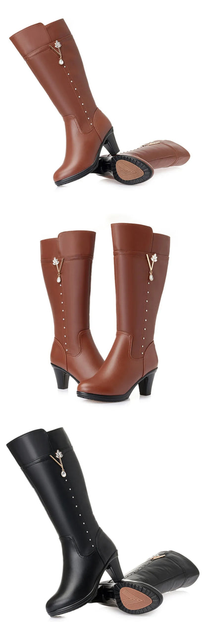 Kniehohe Damenstiefel: braun mit Blüten-Zieranhänger; zusätzlich schwarzes Paar.