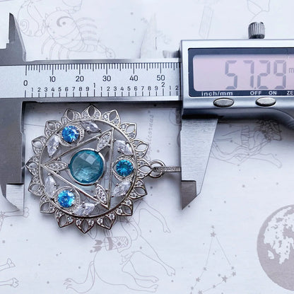 Runder Anhänger aus 925 Sterlingsilber mit blauem Mittelstein und funkelnden Zirkonia-Details