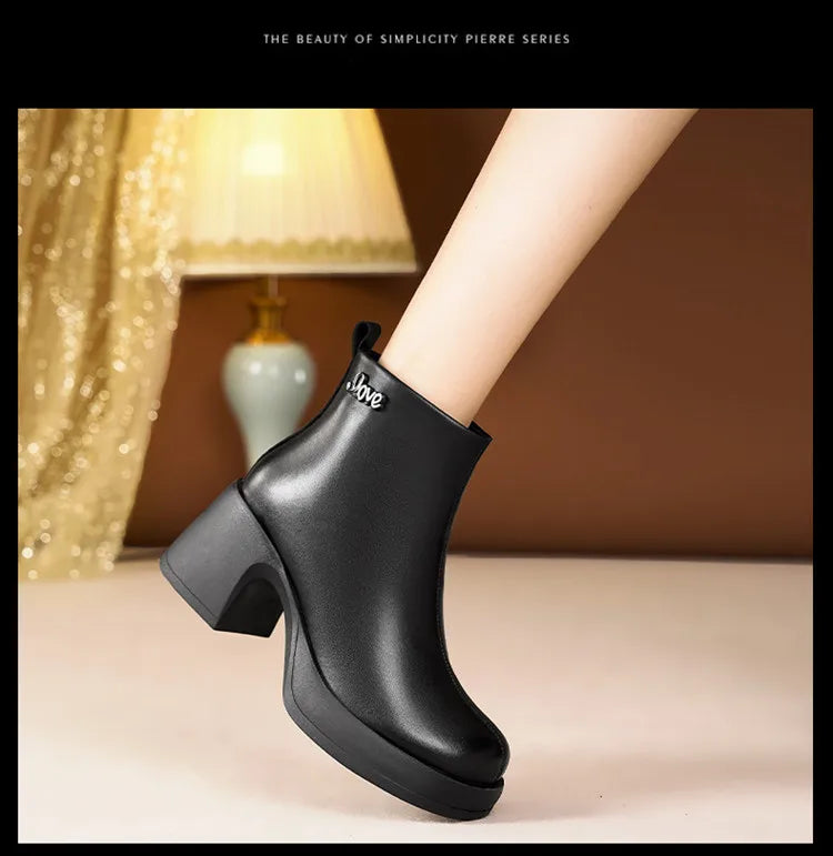 Schwarze Damen-Knöchelstiefelette mit Blockabsatz, kurzer Front und Profilsohle