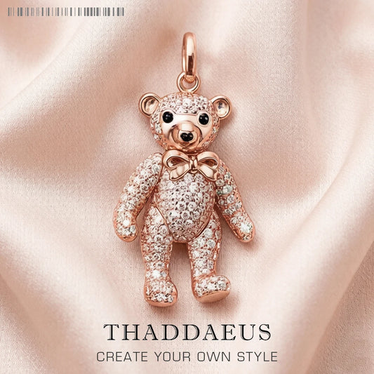 Teddybär-Anhänger aus Roségold mit funkelnden Steinen und Öse, Motiv mit schwarzen Augen