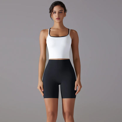 Weißes und schwarzes Yoga-Set mit Träger-Crop-Top und kurzen Leggings