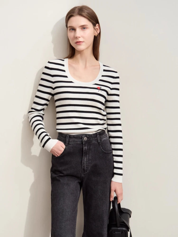 Gestreifter Pullover mit Rundhals, schwarz-weiße Streifen, schmaler Schnitt