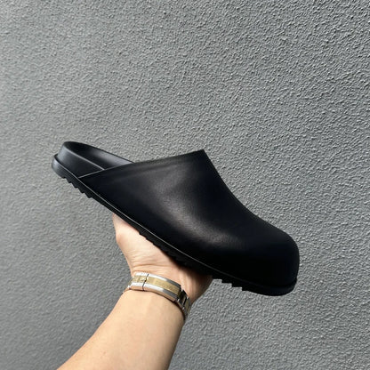 Schwarzer Herren-Slipper mit glattem Obermaterial und dicker Profilsohle, Slip-On