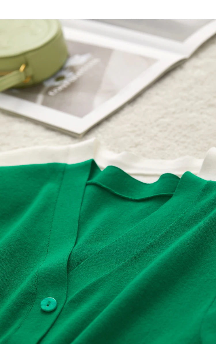 Damen T-Shirt im minimalistischen Stil mit V-Ausschnitt und kurzen Ärmeln