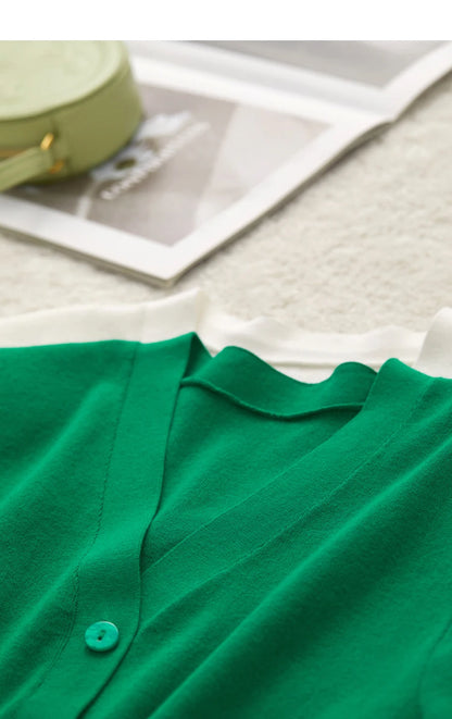 Damen T-Shirt im minimalistischen Stil mit V-Ausschnitt und kurzen Ärmeln