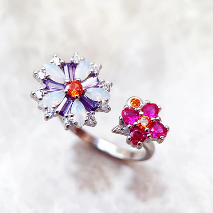 Zwei Blumenringe aus Silber: lila/rosa Varianten mit farbigem Mittelstein