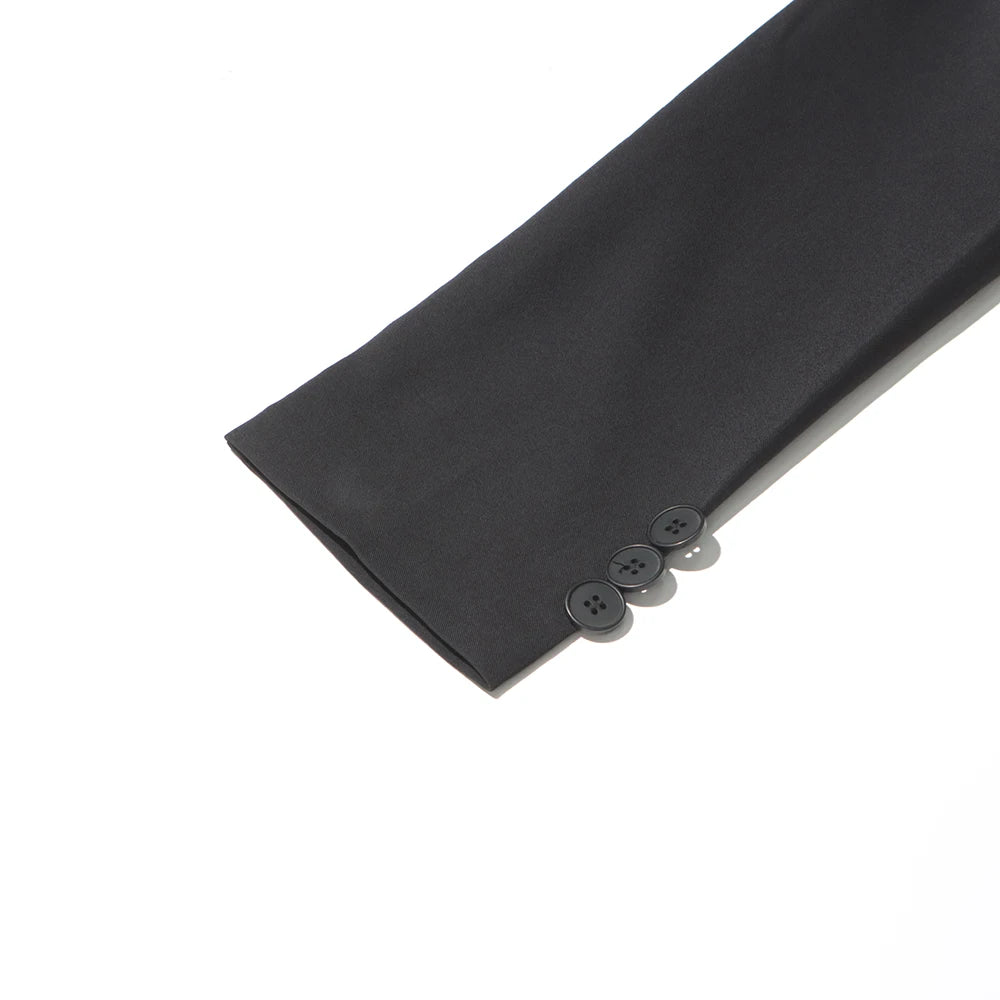Ärmelloses Damen-Kleid mit Karree-Ausschnitt und Patchwork-Rüschen im minimalistischen Design – stilvoll und elegant.