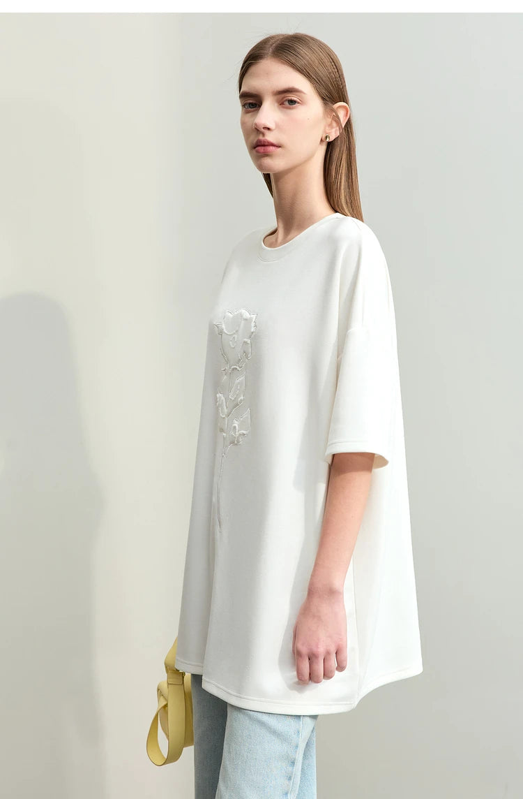 Damen T-Shirts im minimalistischen Stil mit Stickerei und O-Ausschnitt