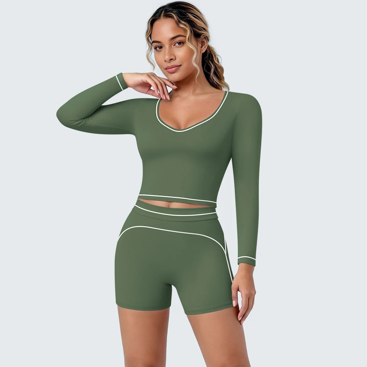Yoga-Set Mossgrün: Crop-Top mit U-Ausschnitt und Shorts mit Kontrastlinien