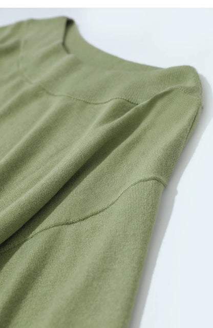Olivgrüner Wollstrick-Pullover mit geripptem Ausschnitt und sichtbarer Naht
