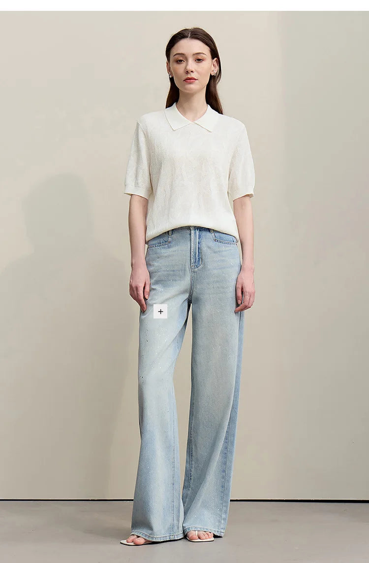 Weißer Strickpullover mit Polokragen, getragen zu hellblauer Jeans