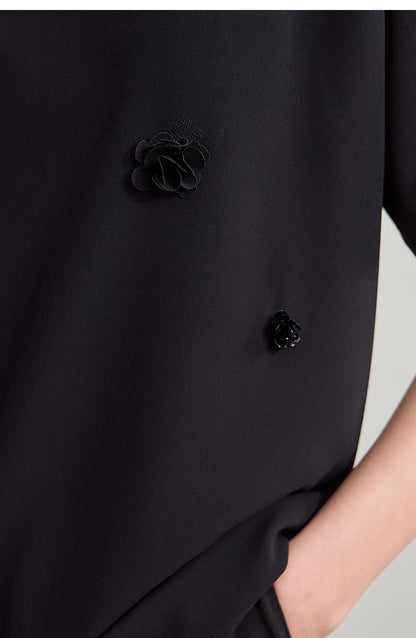 Damen Top im minimalistischen Stil mit elegantem O-Ausschnitt und Pailletten-Blume