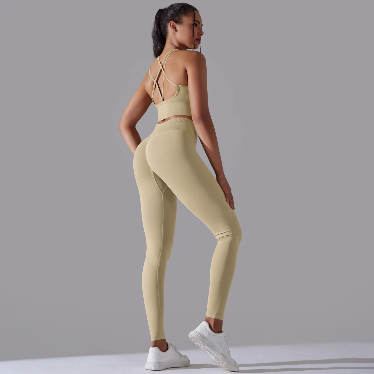 Hamidou nahtloses Yoga-Set, beiges Top mit gekreuzten Trägern und Leggings