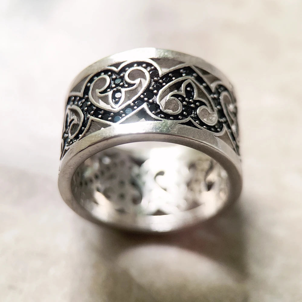 Sterlingsilberner Ring mit schwarzem Arabesken- und Herzdekor, Oberseite im Detail