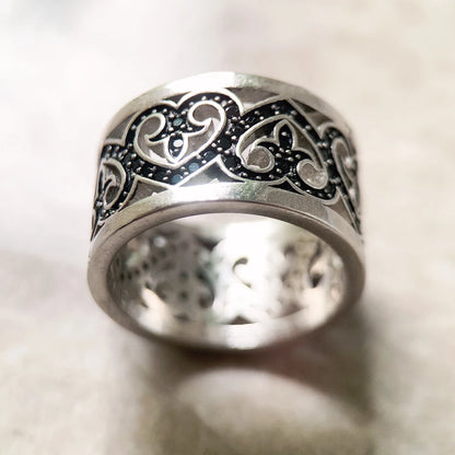 Sterlingsilberner Ring mit schwarzem Arabesken- und Herzdekor, Oberseite im Detail