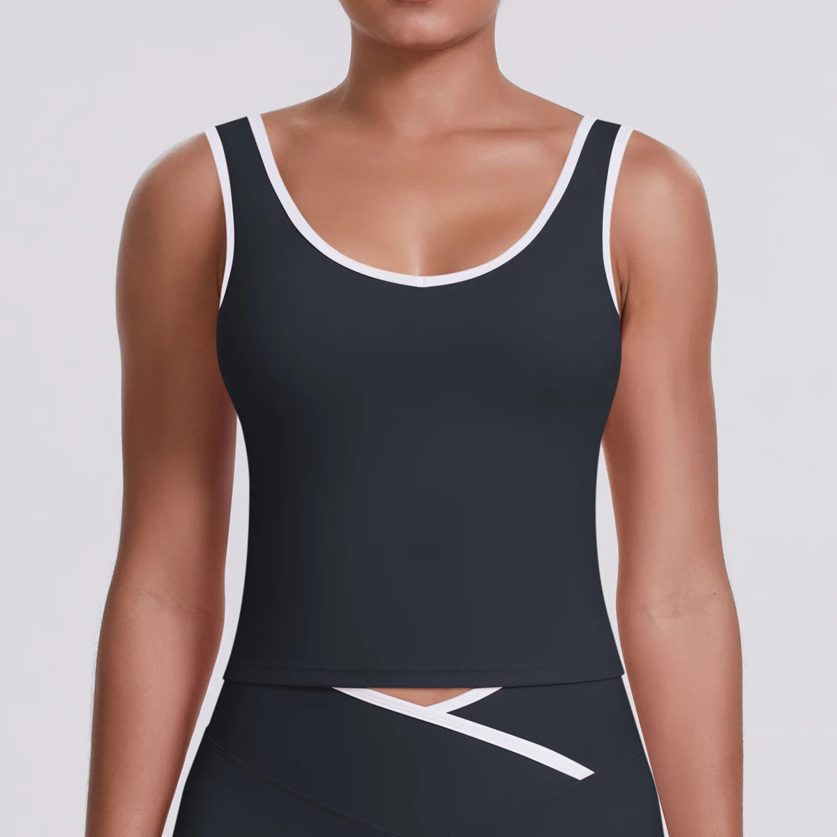 Crop-Top in Schwarz, Racerback mit weißem Rand und Kontrastnaht