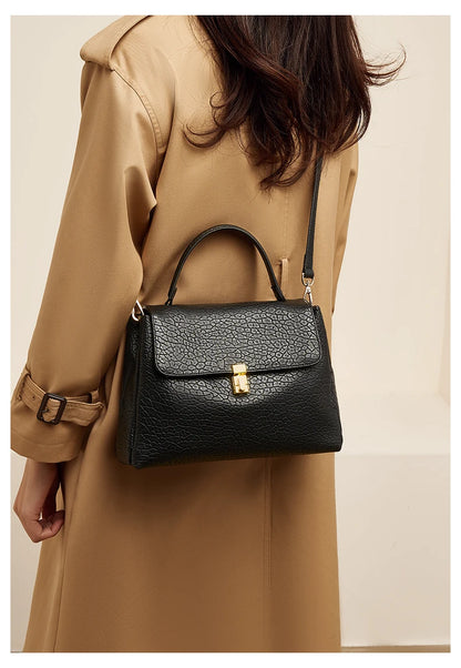 Damen-Schultertasche aus Spaltleder mit Lychee-Muster und Klappen-Verschluss in Weiß oder Schwarz