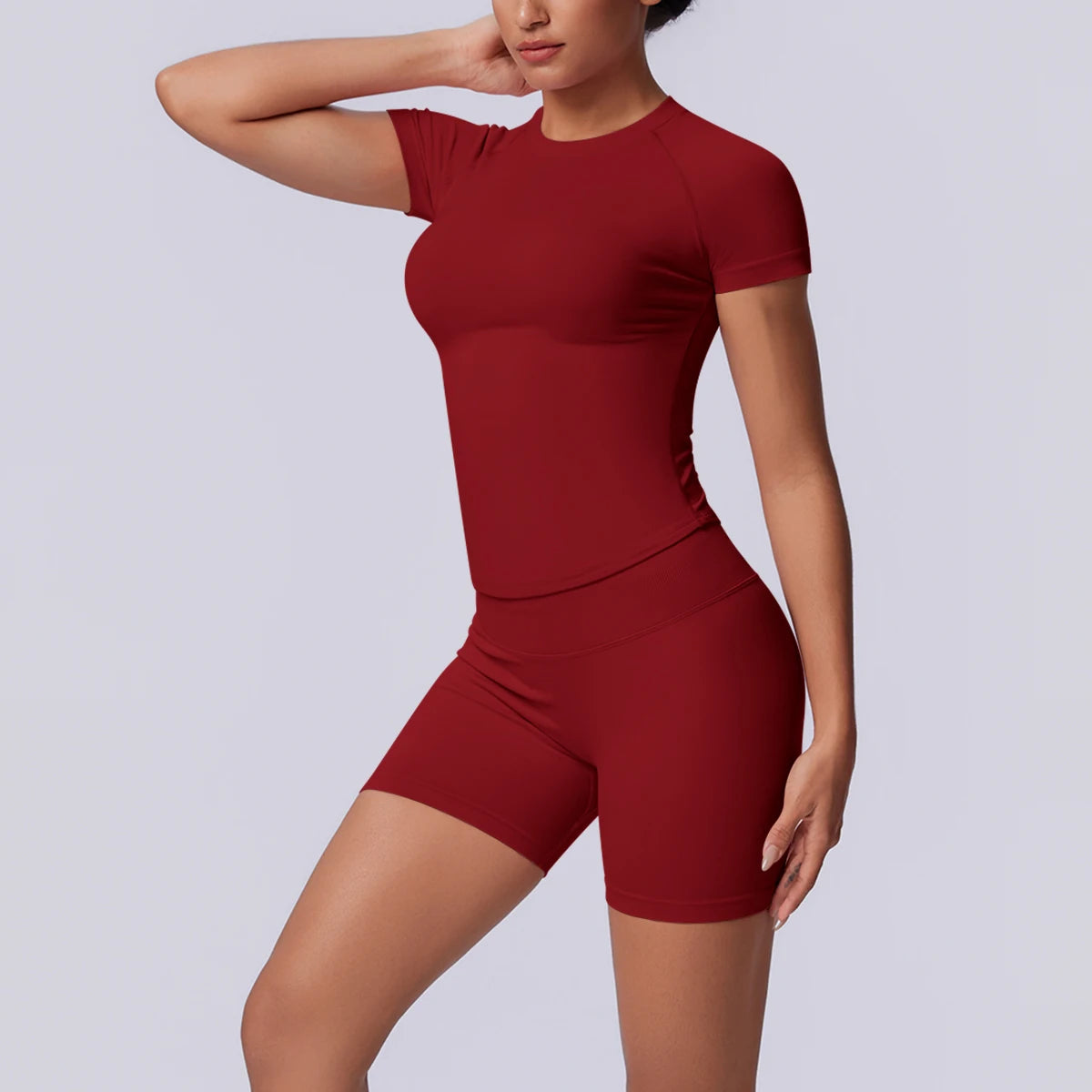 Damen-Yoga-Set mit T-Shirt und Shorts, bordeauxrot, in Sportpose