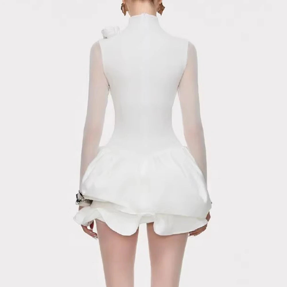 Elegantes Damen-Kleid mit Reverskragen, langen Ärmeln und Patchwork-Design – figurbetont und stilvoll.