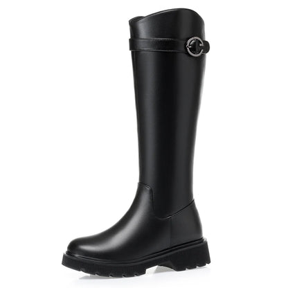 Schwarze lange Stiefel mit Rundschaft und Schnallenverschluss, profilierte Laufsohle