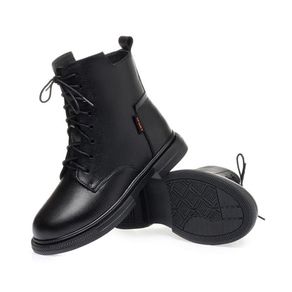 Schwarze Winterstiefeletten mit Schnürung, robuster Sohle und seitlichem Zug