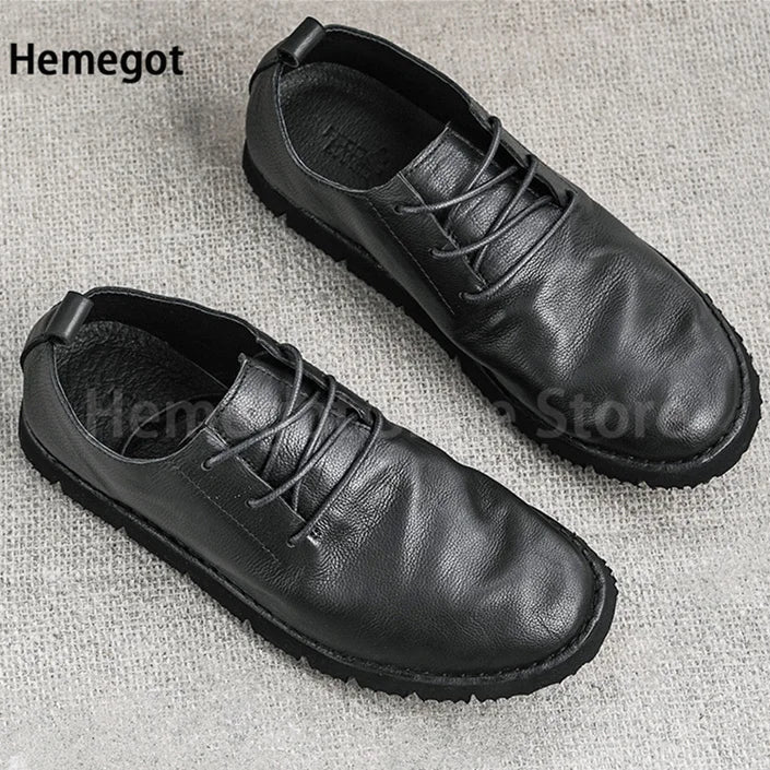 Schwarze Herren-Lederschuhe mit Schnürung und weicher, profilierter Sohle, Paaransicht