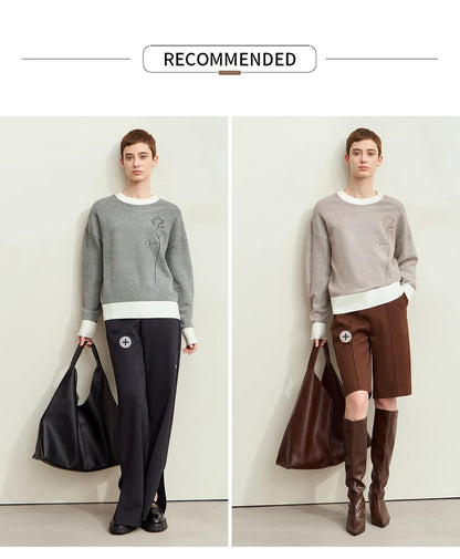 Damenpullover in zwei Farben mit weißem Bund und Rosenstickerei, Modelansicht