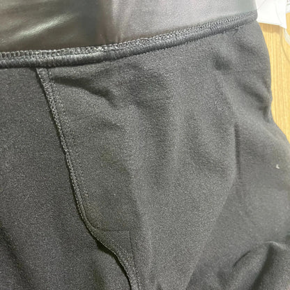 Detail: graues Fleece-Innenfutter und Naht am Bund der Lederleggings