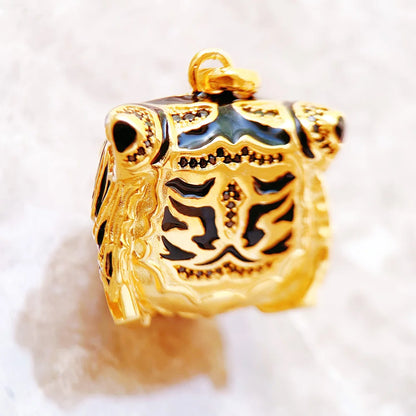 Vergoldeter Tigerkopf-Anhänger mit Reliefornamenten und Öse, aus Sterlingsilber