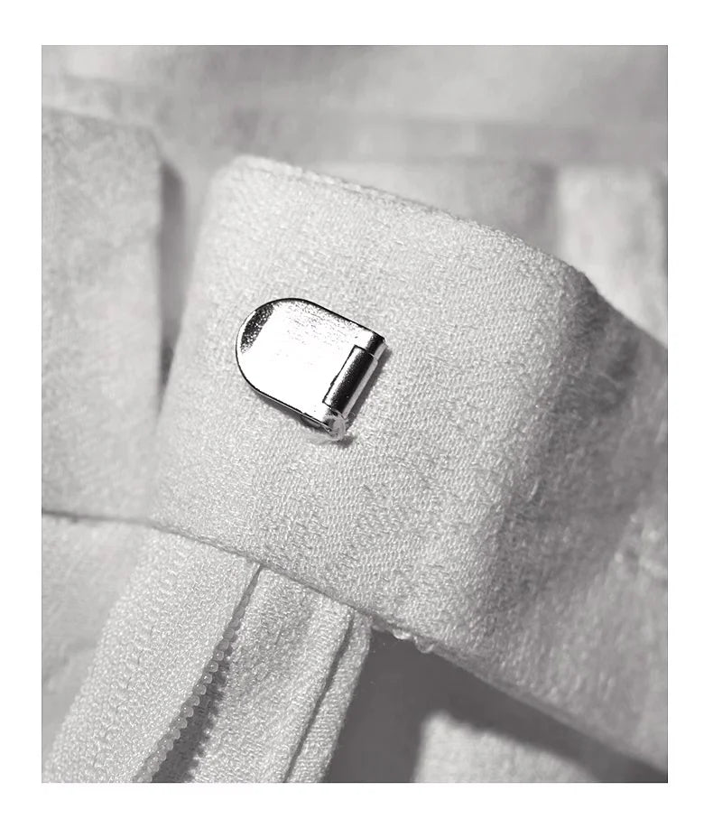 Eleganter Herrenanzug mit braunen Streifen, doppelreihig – ideal für Hochzeiten und festliche Anlässe.