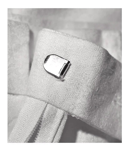Eleganter Herrenanzug mit braunen Streifen, doppelreihig – ideal für Hochzeiten und festliche Anlässe.
