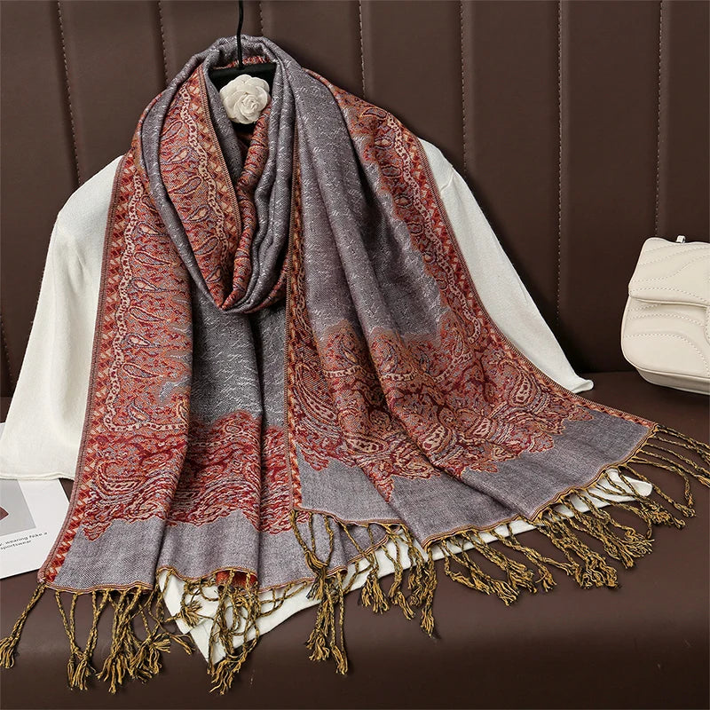 Grau-lila Pashmina-Schal mit Paisley-Muster, roten Akzenten und goldenen Fransen