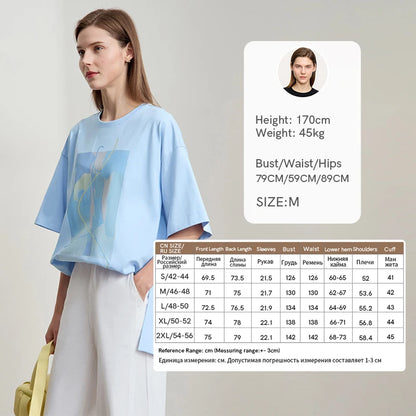 Damen T-Shirt im minimalistischen Design mit unregelmäßigem Schnitt und abstraktem Druck