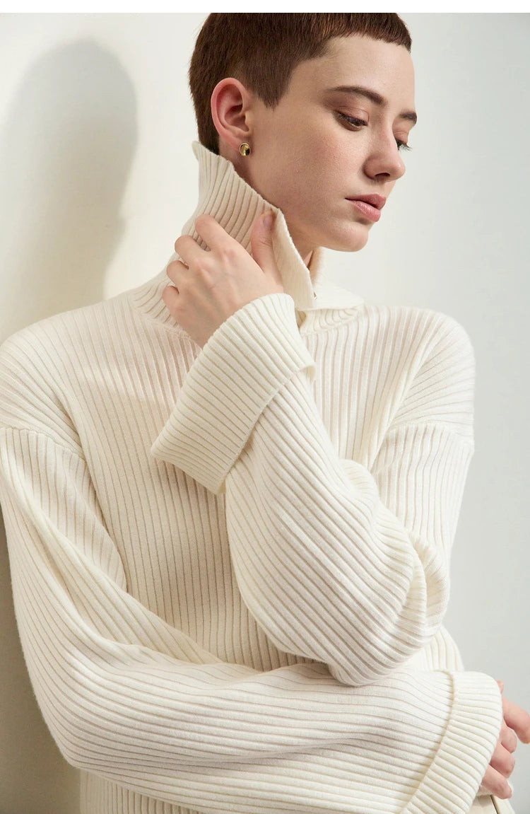 Damen-Strickpullover cremefarben im Rippenmuster, Stehkragen mit Knopf vorn, langärmlig