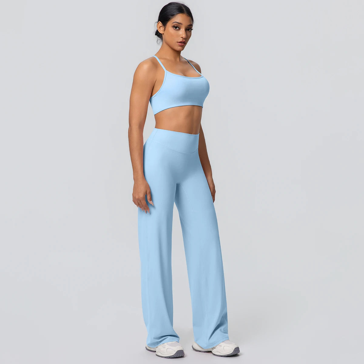 Yoga-Set mit Sport-BH und weit geschnittener Hose, hellblau, seitlicher Stand