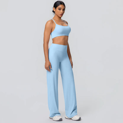 Yoga-Set mit Sport-BH und weit geschnittener Hose, hellblau, seitlicher Stand