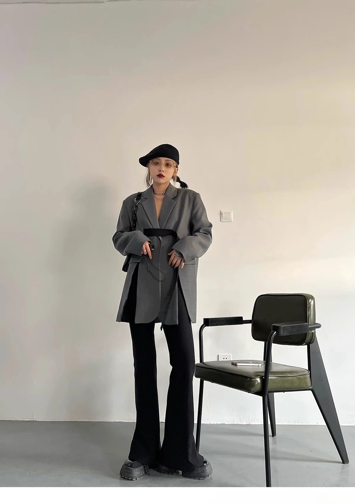 Zweiteiliges Damen-Set mit Stickerei: Langarm-Oberteil mit Reverskragen und hoch taillierte, lange Hose – stilvoll und elegant.
