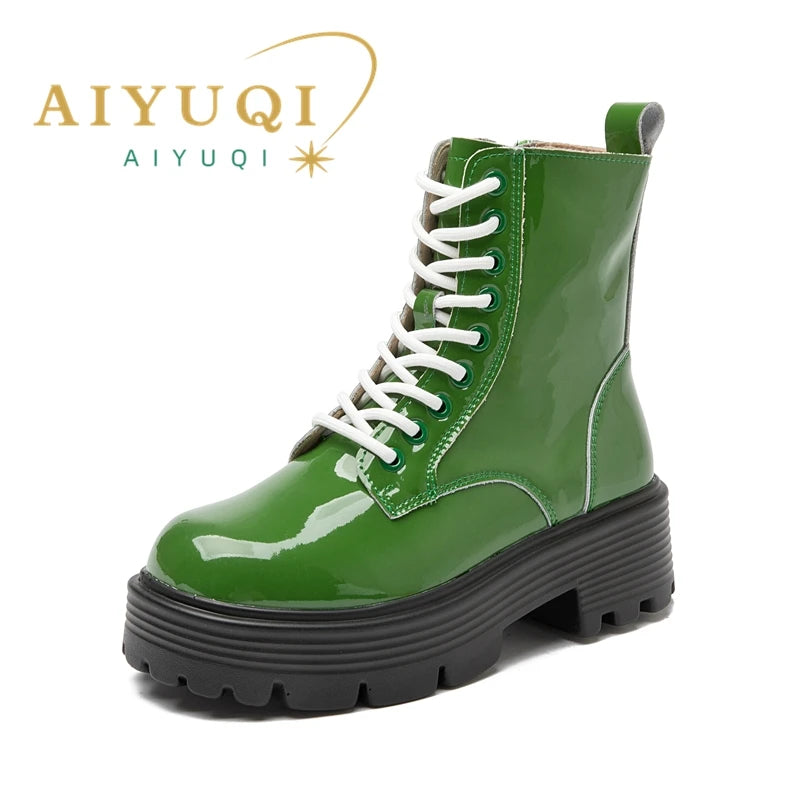 Grüner Knöchelstiefel mit Schnürung, glänzende Oberfläche und profilierter Plateau-Sohle
