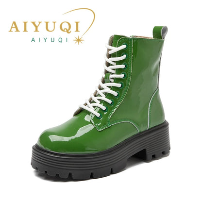 Grüner Knöchelstiefel mit Schnürung, glänzende Oberfläche und profilierter Plateau-Sohle