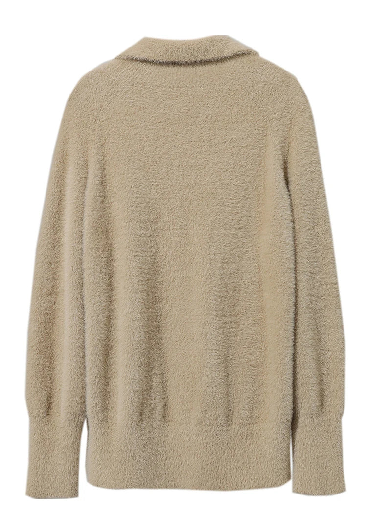 Beiger Damenpullover Rückansicht, flauschiger Strickstoff, gerader Schnitt, lange Ärmel, Kragen