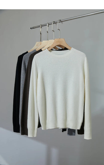 Hellcremer Kaschmirpullover mit Rundhalsausschnitt, lange Ärmel, auf Bügeln