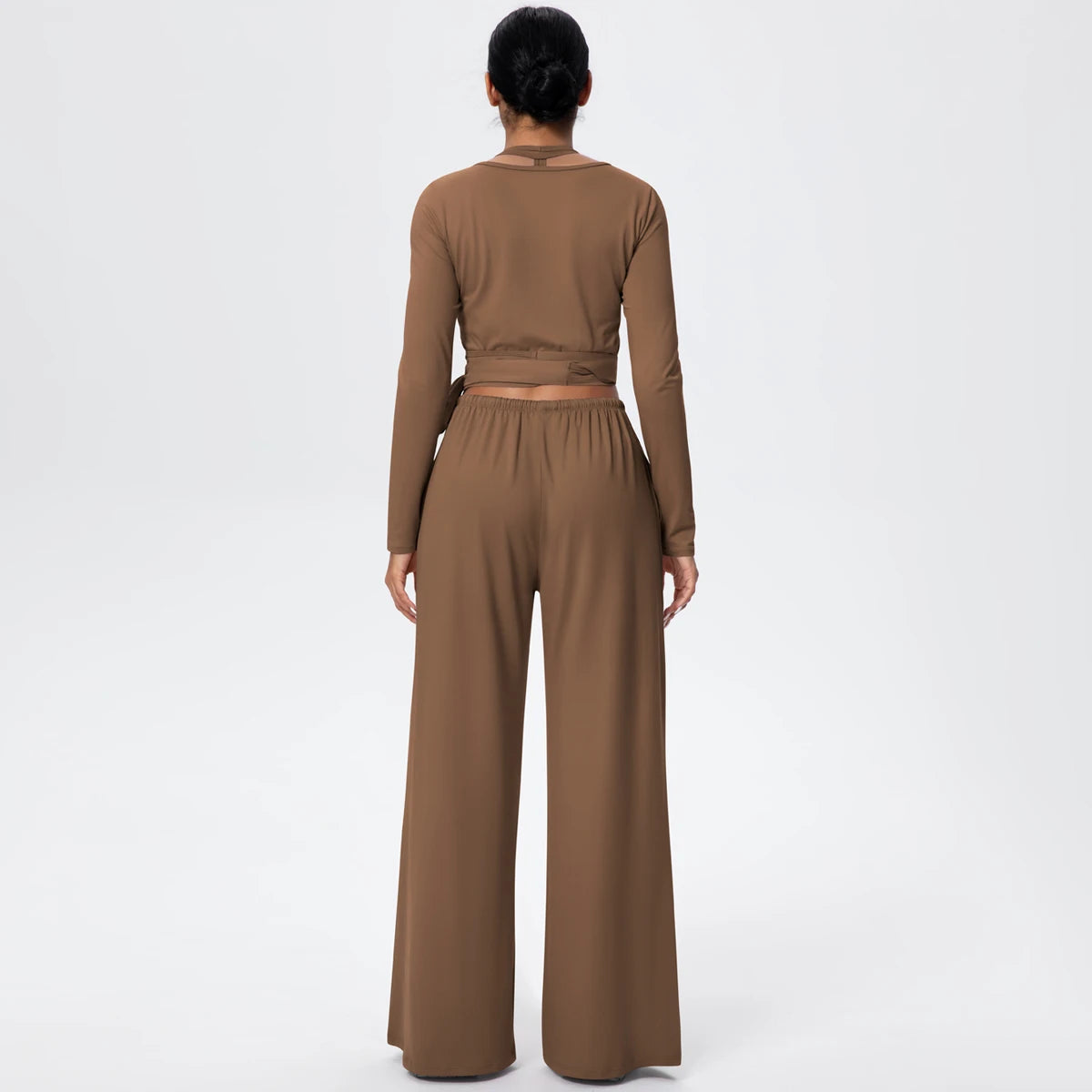 Damen Sportset mit Wickeloberteil und weiter Hose in Braun, Rückansicht mit Taillenband